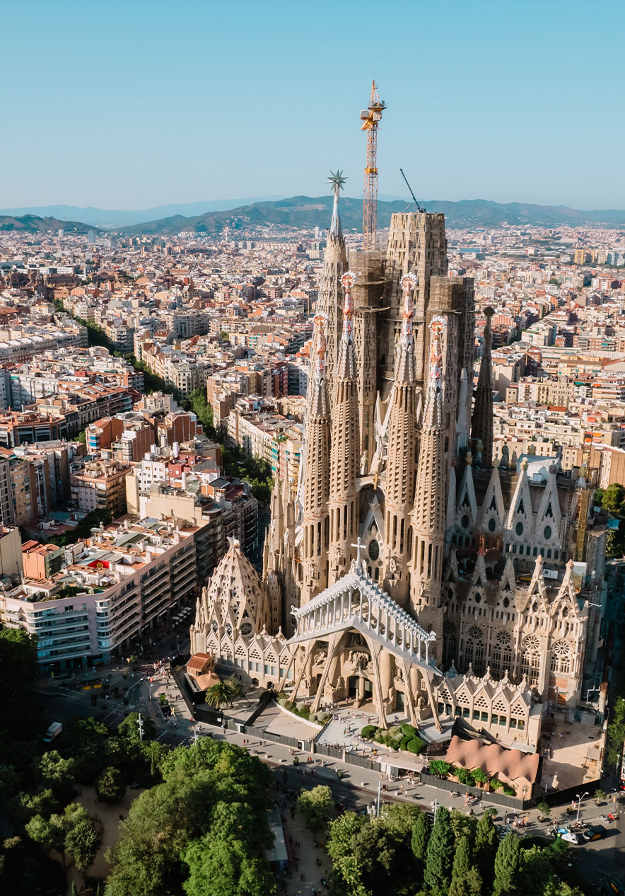 De Sagrada Família in Barcelona is een imposante basiliek met hoge torens en gedetailleerde architectuur
