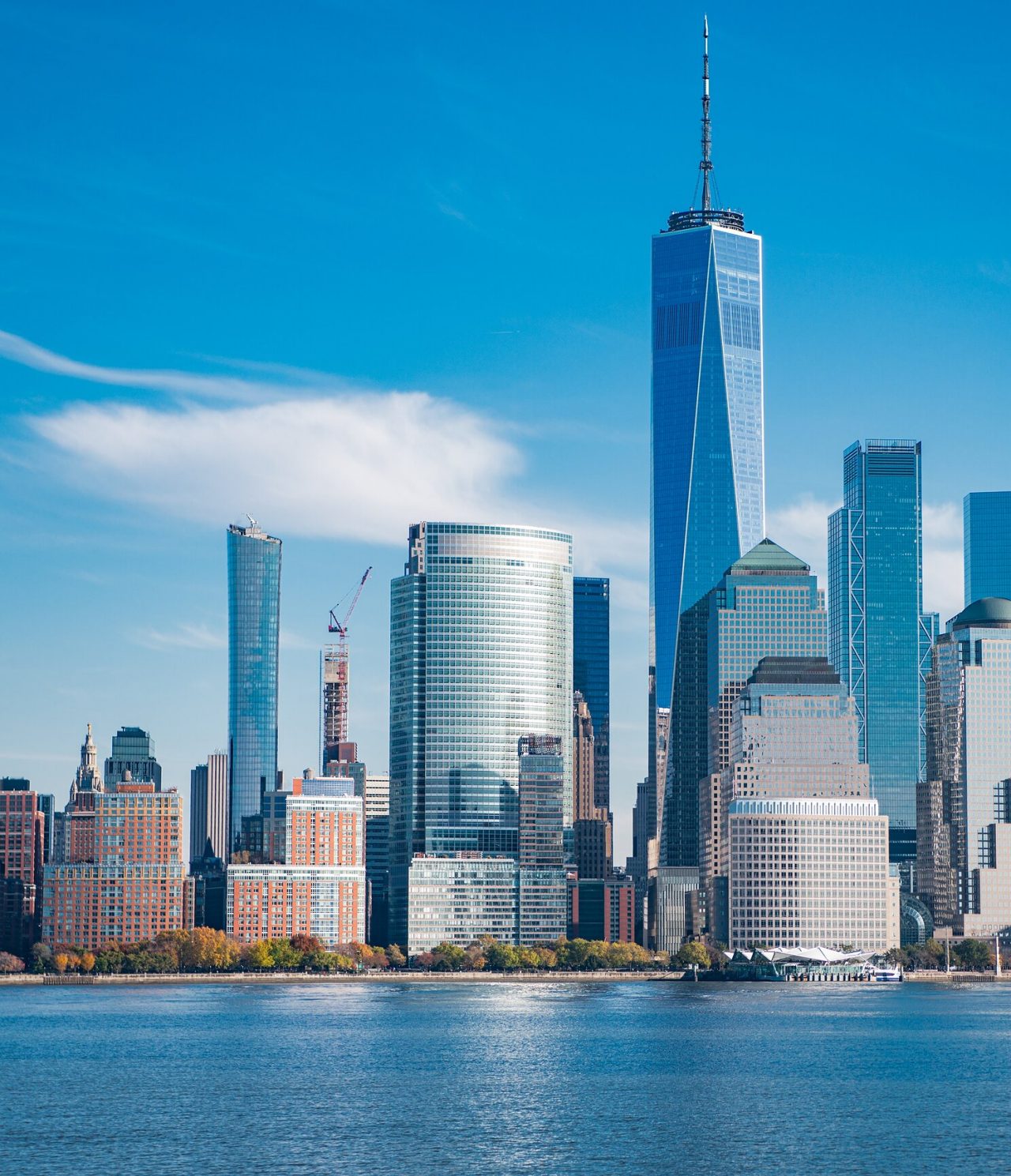 Panoramisch uitzicht op het eiland Manhattan, met het One World Trade Center dat opvalt tussen de andere hoge gebouwen