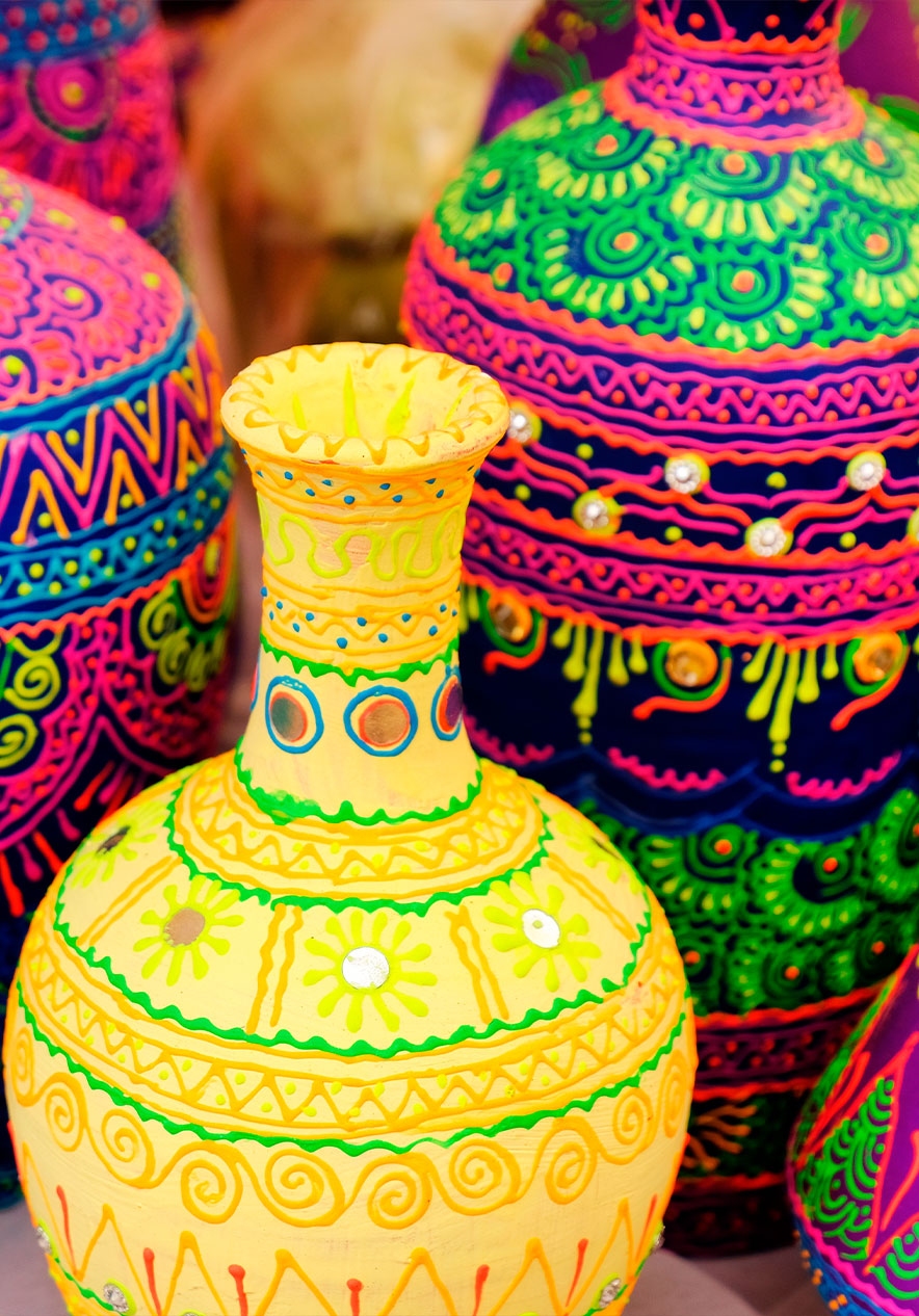 Drukke markt in Buenos Aires, met kleurrijke potten en lokale producten