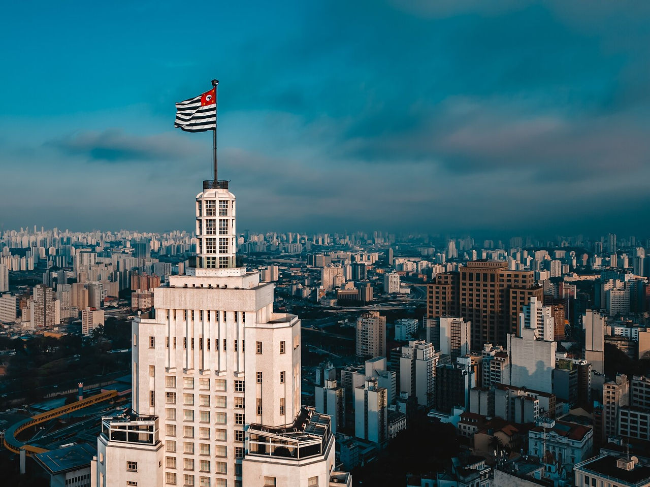 Luchtzicht op een hoog gebouw in São Paulo, met de stedelijke omgeving op de achtergrond