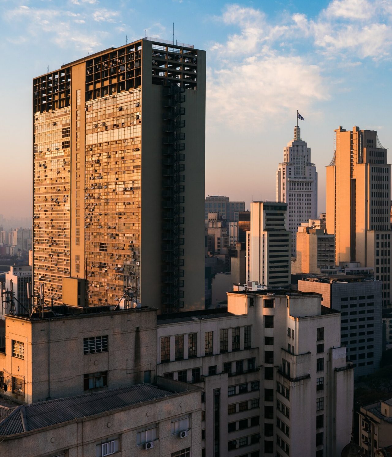 Uitzicht op verschillende hoge gebouwen in São Paulo, Brazilië, met de zon die op de ramen schijntr