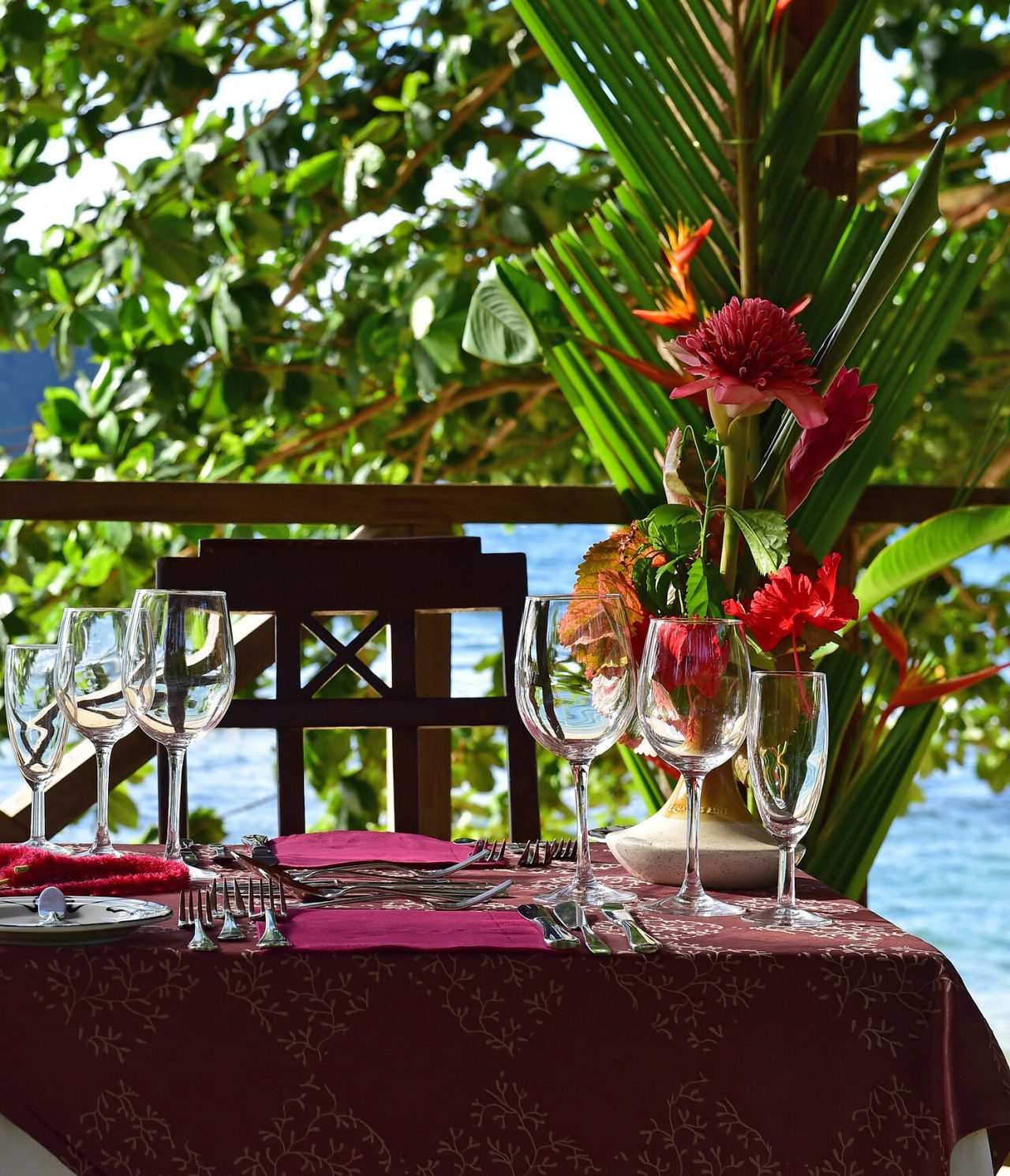 Pool bar, in São Tomé has a table service and sea view