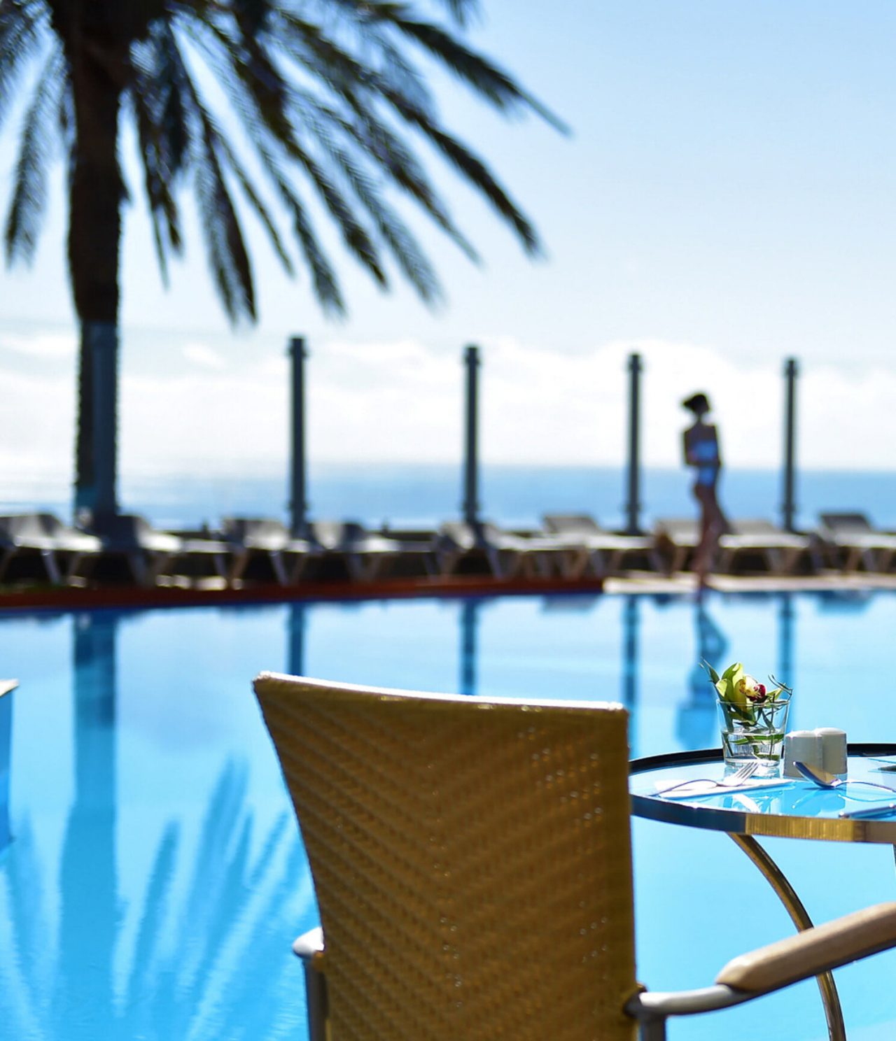 The Pool Bar at a 5-star Funchal hotel has na outdoor bar with pool view