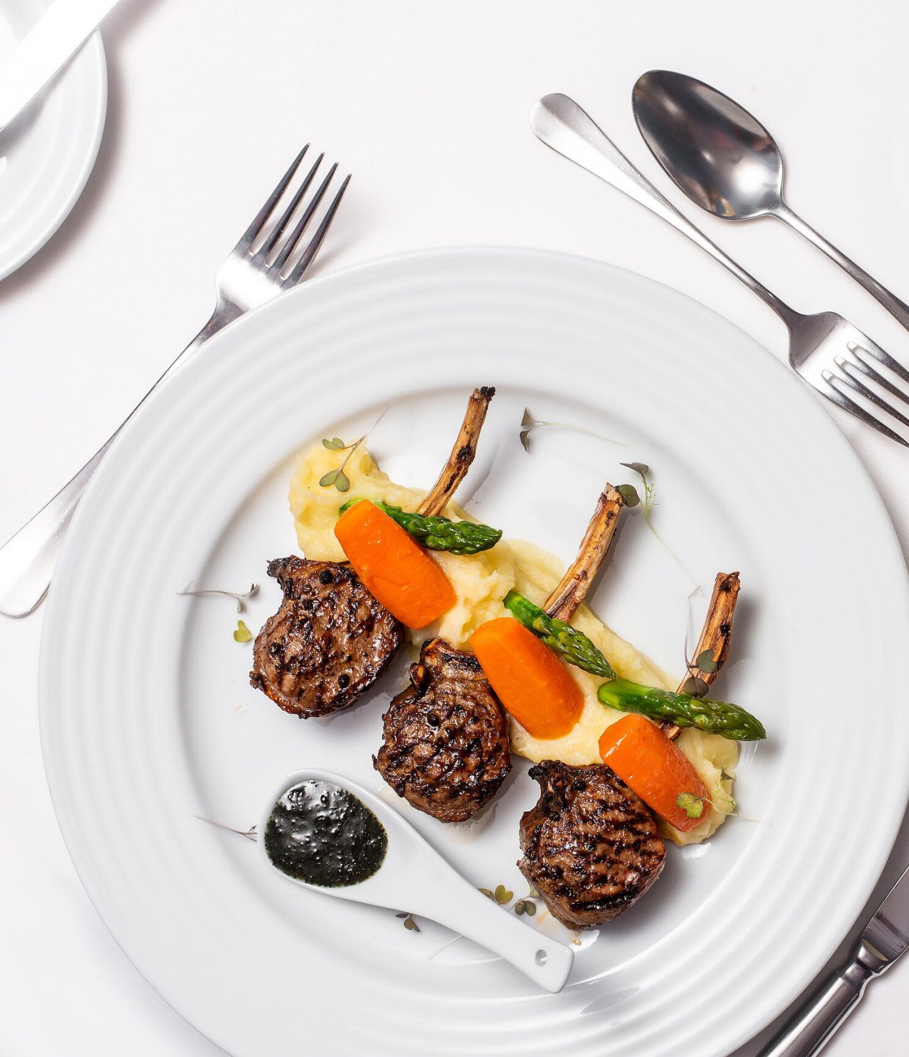 Miramar Mediterranean Restaurant in a Funchal 4-Star Hotel with elegant dishes with silver cutlery