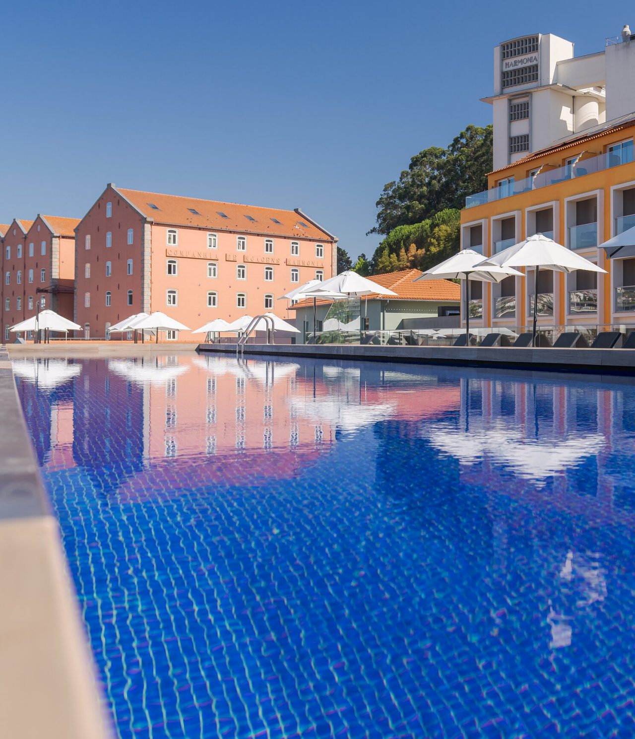 The 2nd Bar at the Premium Porto hotel, is near the pool and serves cocktails