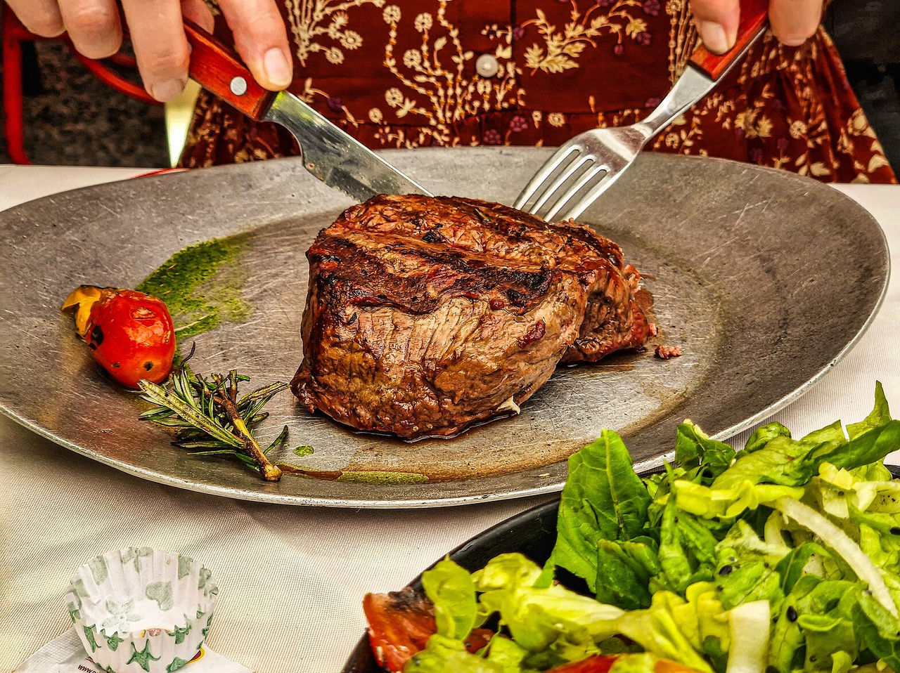 Traditional Argentinian dish, consisting of beef, served with lettuce and tomato salad