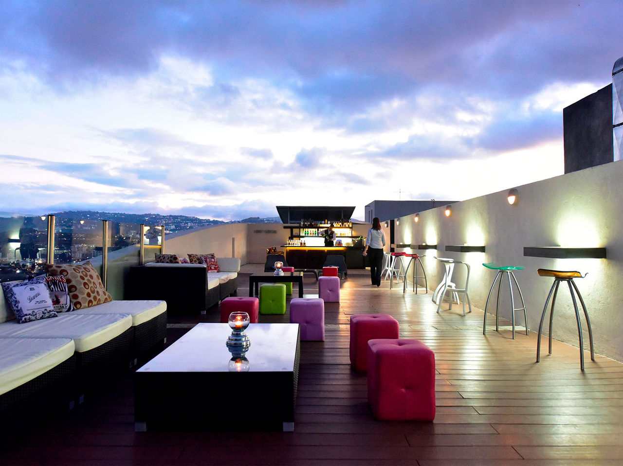 Lounge Vip 19 in Caracas has a rooftop with sofas, combining luxury and comfort